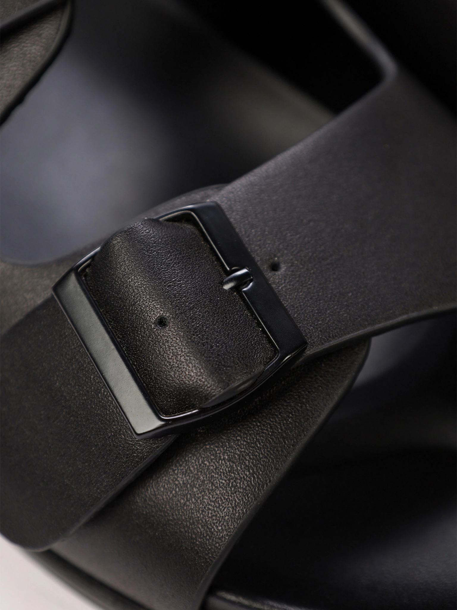 Сланцы черного цвета на низкой подошве